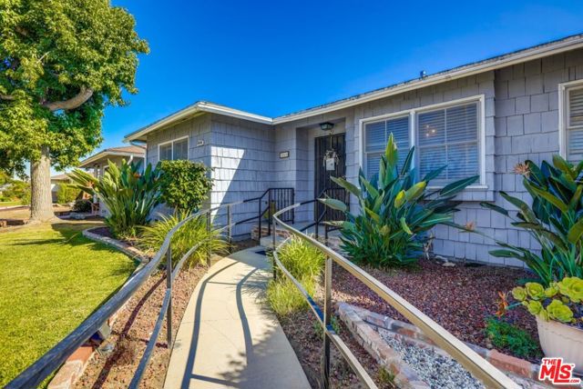 1060 E 45th Way, Long Beach CA: https://media.crmls.org/mediaz/8b6478c5-62c2-4e51-9a81-b515c2df5c26.jpg