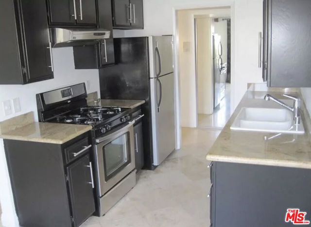524 E Hazel Street, Inglewood CA: https://media.crmls.org/mediaz/8b658842-9294-4748-8c40-72d08a12ced5.jpg