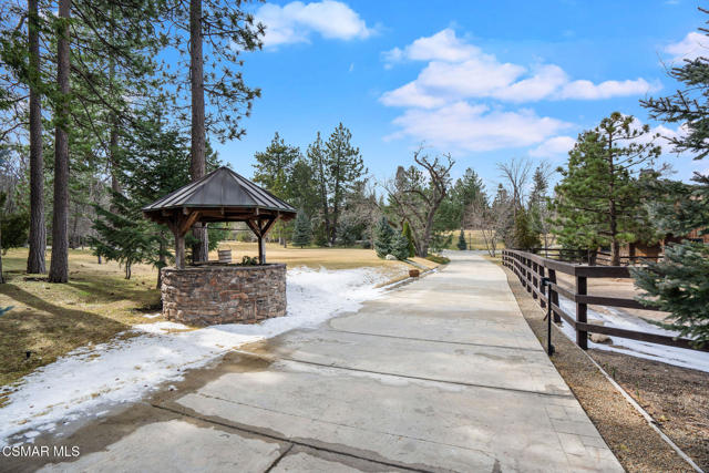 32310 Hummingbird Court, Running Springs CA: https://media.crmls.org/mediaz/8b663647-d60b-4176-a15f-671de38045a5.jpg
