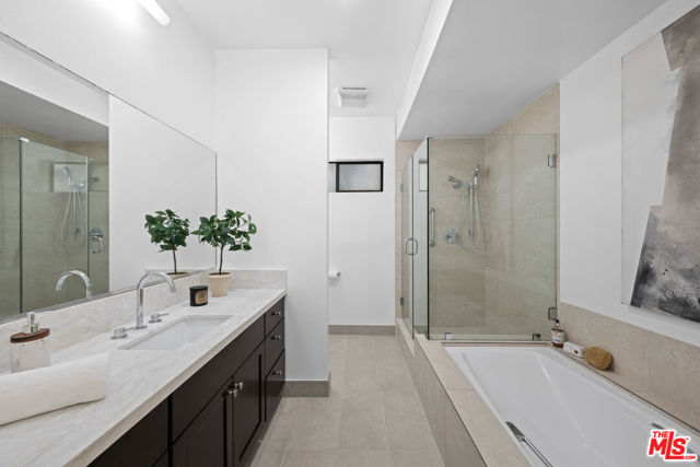 11928 Kiowa Avenue, Los Angeles CA: https://media.crmls.org/mediaz/8b66a15a-ff75-4787-91d7-74ff1b79283a.jpg