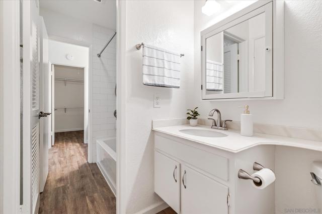 26258 Via Roble Ln,  CA: https://media.crmls.org/mediaz/8b66e0b4-5b52-4791-8c77-0bf59b29dc91.jpg