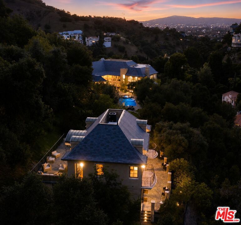 3911 Oeste Avenue — architectural residence