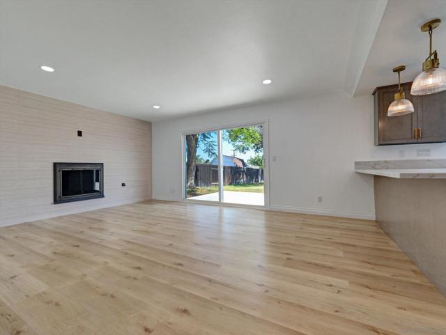 995 Bluecrest St, Corona CA: https://media.crmls.org/mediaz/8b677ebe-cd32-445a-a754-764d3cc8480c.jpg