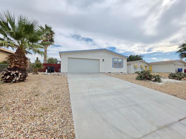 16650 Avenida Rambla, Desert Hot Springs CA: https://media.crmls.org/mediaz/8b67df3c-2871-478f-8797-d2a3cb4fc2e6.jpg