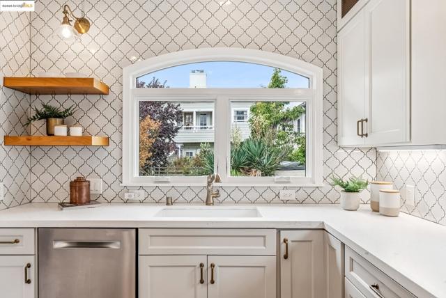 678 65Th St, Oakland CA: https://media.crmls.org/mediaz/8b681580-63e1-48e7-bf20-22d50396bb31.jpg