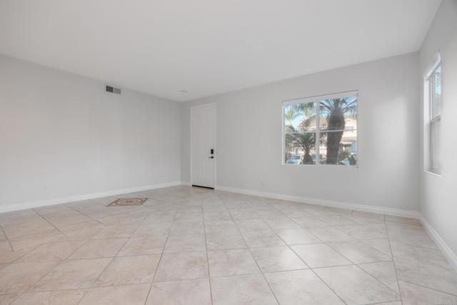 Detail Gallery Image 5 of 31 For 4353 Saddlehorn Way, Oceanside,  CA 92057 - 4 Beds | 2/1 Baths