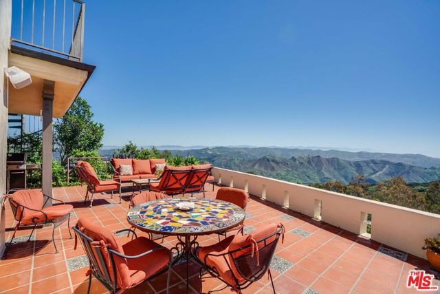 2303 Tuna Canyon Road, Topanga CA: https://media.crmls.org/mediaz/8b68de31-be80-4fe6-b43d-3536d9fb94c5.jpg