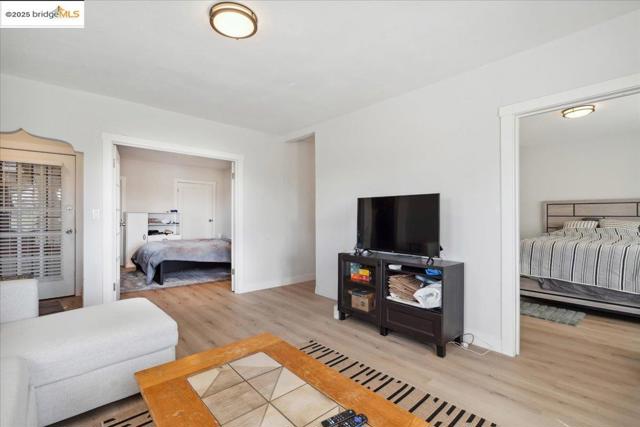 2717 Mabel St, Berkeley CA: https://media.crmls.org/mediaz/8b69716e-d935-4589-9cf1-72d313ccb0d1.jpg