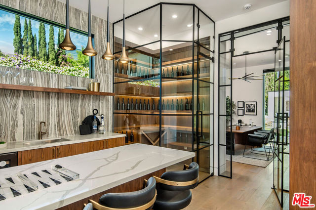 4544 Woodley Avenue, Encino CA: https://media.crmls.org/mediaz/8b69e7ac-4971-4790-9838-49b2affb951f.jpg