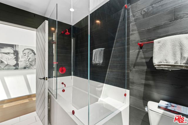 7712 Chandelle Place, Los Angeles CA: https://media.crmls.org/mediaz/8b6a5a08-ba25-48af-8515-10333061cd6b.jpg