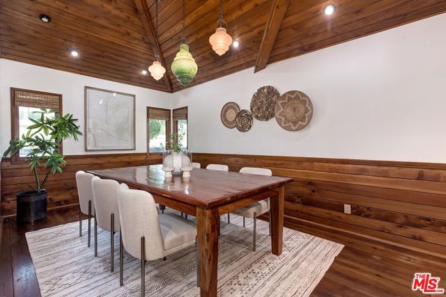 3201 Maplewood Avenue, Los Angeles CA: https://media.crmls.org/mediaz/8b6a86f8-70ef-4758-8f2d-ea051fabe25a.jpg