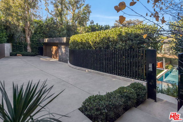 9551 Oak Pass Road, Beverly Hills CA: https://media.crmls.org/mediaz/8b6aa97b-3515-4011-ab01-267db37b79a7.jpg