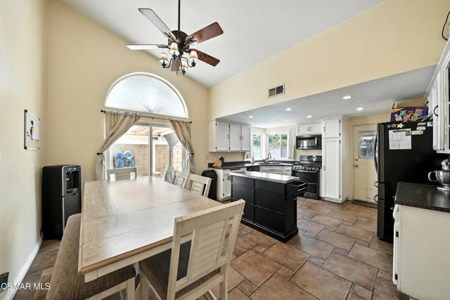 241 Cottonwood Lane, Fillmore CA: https://media.crmls.org/mediaz/8b6ba16d-5e6c-4452-b6ab-cb9829138b27.jpg