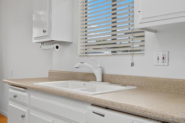 709 Sunflower St, Encinitas CA: https://media.crmls.org/mediaz/8b6c11ab-c8ea-495a-b159-84b4fcb47f18.jpg