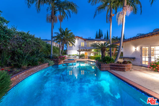 475 S Rodeo Drive, Beverly Hills CA: https://media.crmls.org/mediaz/8b6c7760-340a-489e-aa85-f27d5485d430.jpg