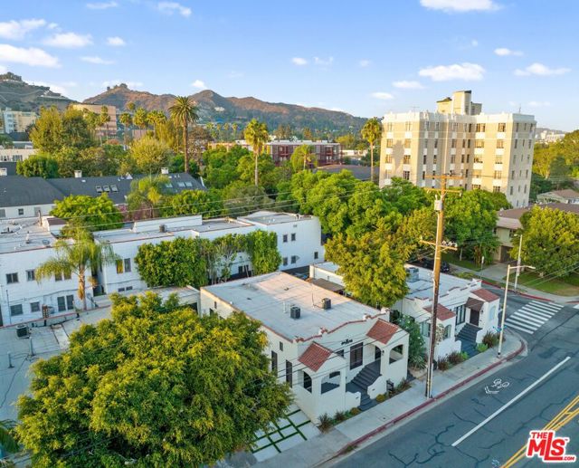 7957 Fountain Avenue, West Hollywood CA: https://media.crmls.org/mediaz/8b6d57a6-bb14-4c99-820a-b67d2127890d.jpg