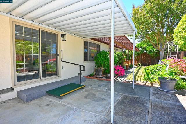 1524 Martindale Dr, Martinez CA: https://media.crmls.org/mediaz/8b6d8122-860f-4c39-aab5-16197dacd75f.jpg