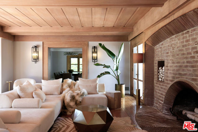 18625 Wells Drive, Tarzana CA: https://media.crmls.org/mediaz/8b6db040-83ae-4e3e-bd74-ab7d75890742.jpg