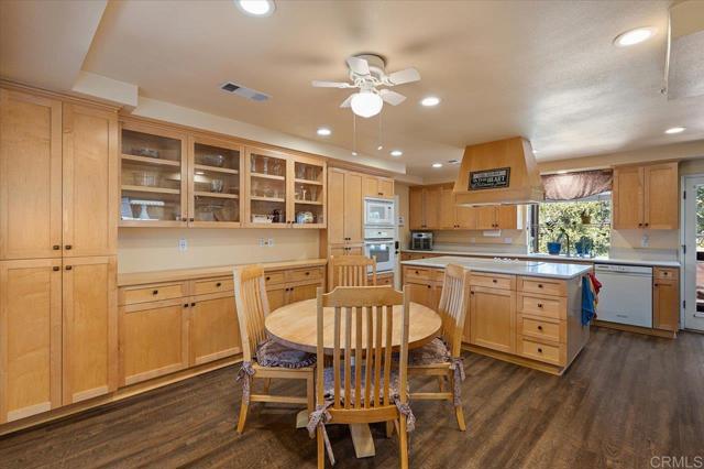 Detail Gallery Image 5 of 60 For 945 El Paseo, Vista,  CA 92084 - 4 Beds | 3 Baths