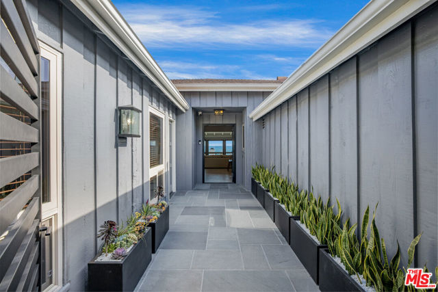 18074 Coastline Drive, Malibu CA: https://media.crmls.org/mediaz/8b6ec210-9834-4e32-9f3c-5a20e43c8e6b.jpg