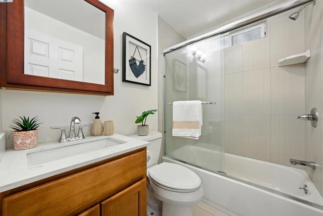 2539 Grande Vista Ave, Oakland CA: https://media.crmls.org/mediaz/8b6febb2-c2bd-4e35-82a4-ac9d9599b7a0.jpg