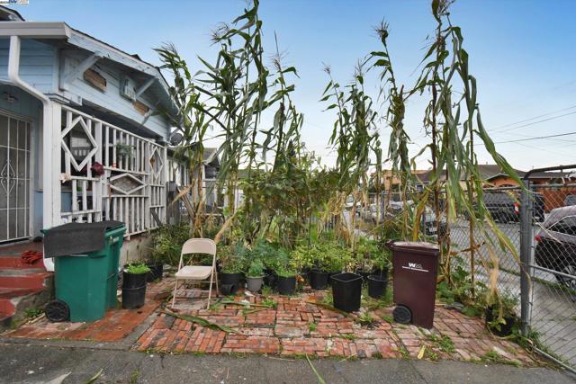 1506 52nd Ave, Oakland CA: https://media.crmls.org/mediaz/8b7122e7-b896-46db-bee7-56d780f7ae5d.jpg