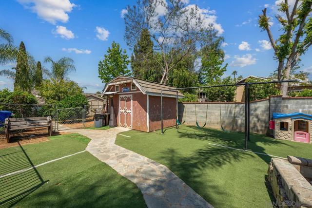 124 E View St, Fallbrook CA: https://media.crmls.org/mediaz/8b71e64d-fd8e-4604-89b8-4aa548a56ebb.jpg