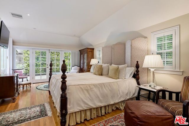 10798 Weyburn Avenue, Los Angeles CA: https://media.crmls.org/mediaz/8b71e9a6-9c56-424f-a55a-530fb3cf6169.jpg