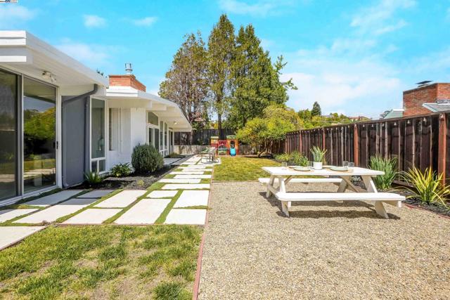 5893 Highwood Rd, Castro Valley CA: https://media.crmls.org/mediaz/8b72613e-db83-4d2d-861b-12f7f9370dee.jpg