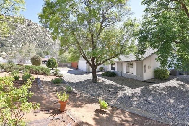 25119 Como Esta Court, Ramona CA: https://media.crmls.org/mediaz/8b727d49-dcbe-4307-b557-42be0f23a91f.jpg