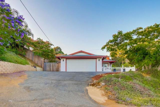 444 Victoria Place, Vista CA: https://media.crmls.org/mediaz/8b72b581-9779-45ec-b68e-98247ed2b4b4.jpg