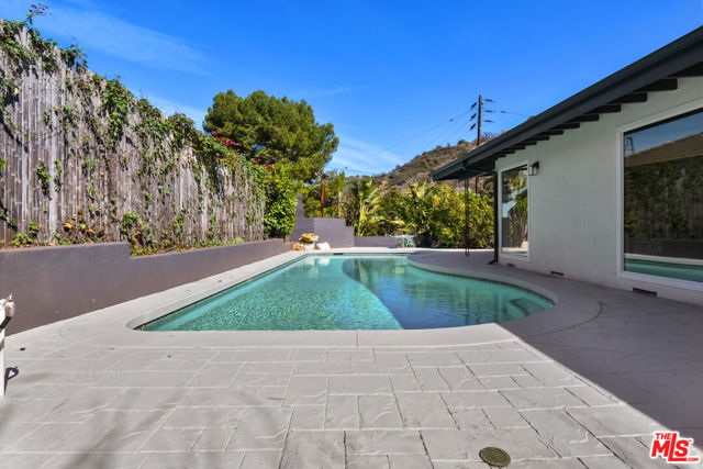 14892 Jadestone Drive, Sherman Oaks CA: https://media.crmls.org/mediaz/8b73e49b-9986-48ce-a082-8cb209f34d2c.jpg