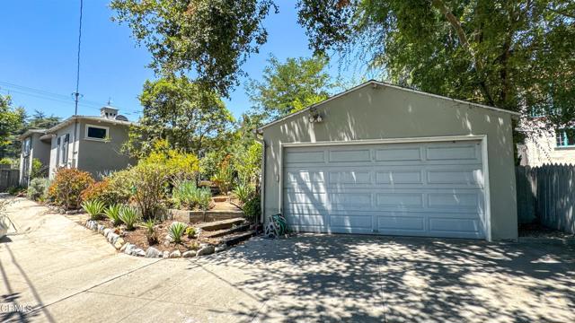 2560 Allen Avenue, Altadena CA: https://media.crmls.org/mediaz/8b7435e5-dd27-4c35-8521-642a465c7069.jpg