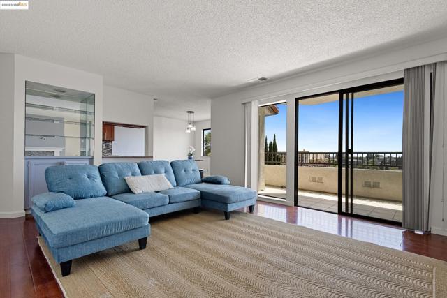 22012 Sevilla Rd, Hayward CA: https://media.crmls.org/mediaz/8b751e8f-38dd-4224-b374-f05985cd443c.jpg