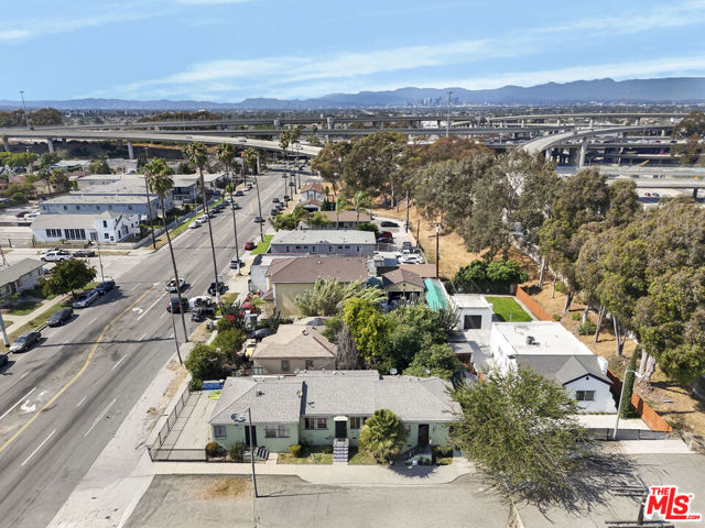 447 W 118th Place, Los Angeles CA: https://media.crmls.org/mediaz/8b75c93b-eba8-4985-bbeb-3170ff1724ee.jpg