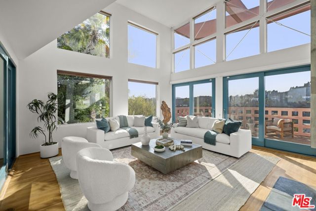 2980 Hollyridge Drive, Los Angeles CA: https://media.crmls.org/mediaz/8b75def5-157e-4961-85d7-bcc4d53262a0.jpg