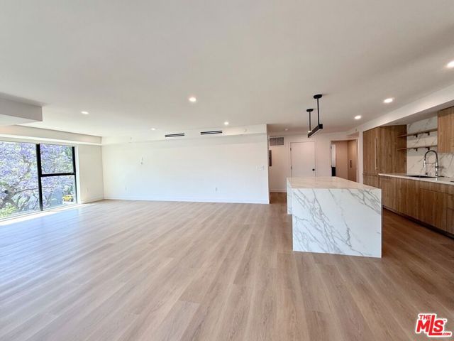 350 N Palm Drive, Beverly Hills CA: https://media.crmls.org/mediaz/8b7605cb-102e-485d-b3b3-e14213bafb39.jpg