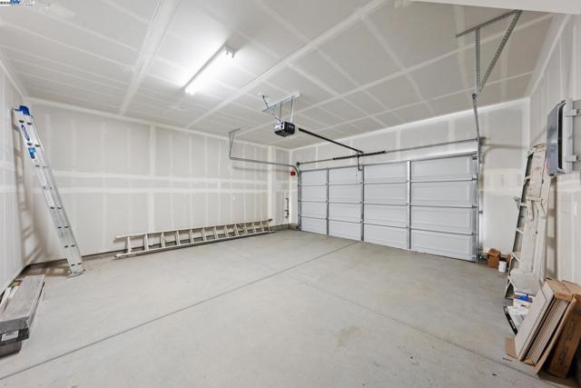 1305 Sunningdale Lane, Fairfield CA: https://media.crmls.org/mediaz/8b76094d-3516-4d91-b4c3-7c6ddb82fd67.jpg