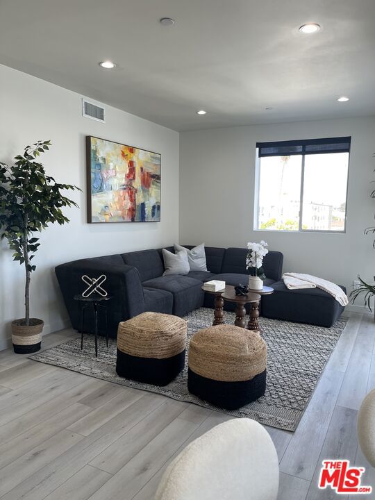 124 S Croft Avenue, Los Angeles CA: https://media.crmls.org/mediaz/8b77b20c-d3b0-4ad1-a06b-194ac08377a0.jpg