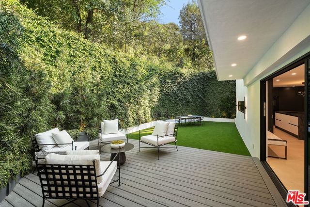3290 N Knoll Drive, Los Angeles CA: https://media.crmls.org/mediaz/8b7858cd-af62-4fba-a6a0-3349d20f7679.jpg