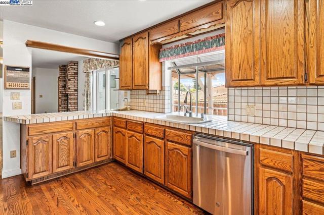 4095 Robin Ln, Castro Valley CA: https://media.crmls.org/mediaz/8b78c3ba-7275-41e4-9c89-c1d9987ca91b.jpg