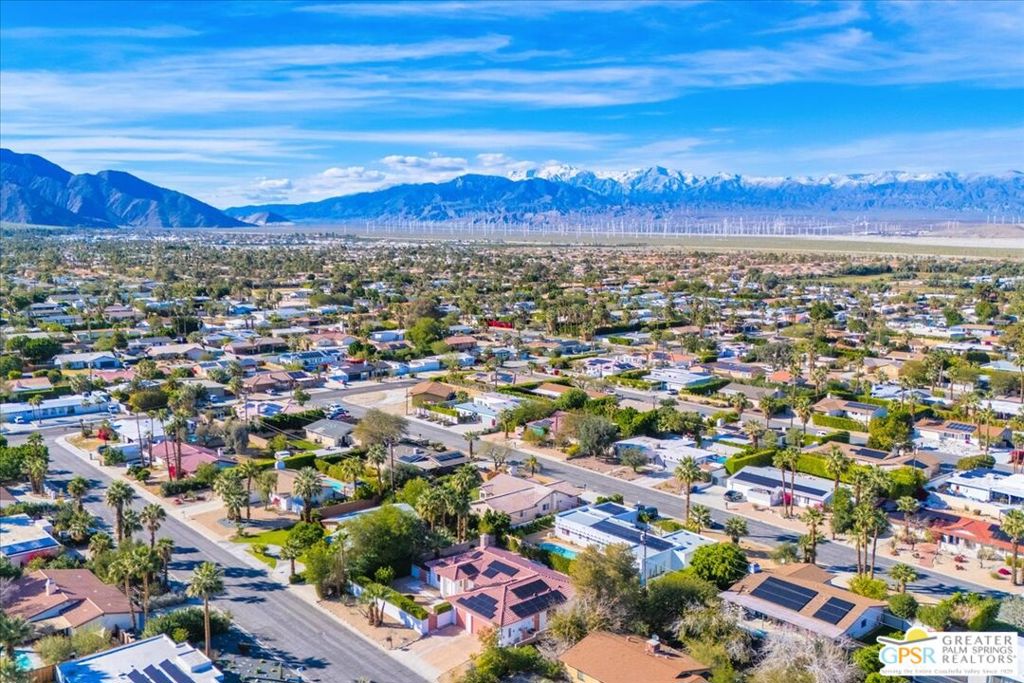 https://media.crmls.org/mediaz/8b78c6a0-0760-4079-910f-1c3713662f8b.jpg?preset=X-Large