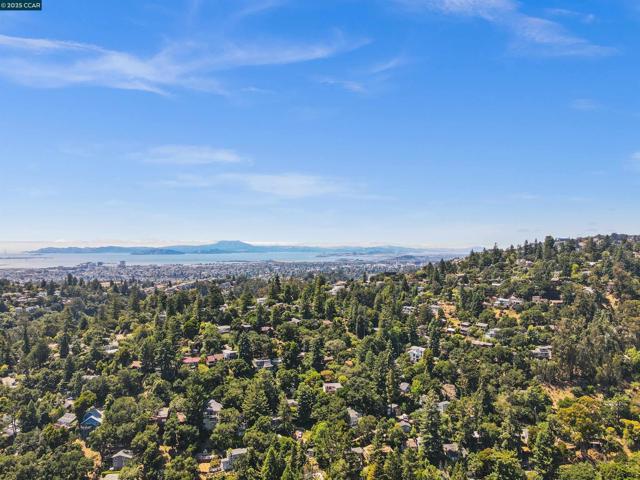5915 ALHAMBRA AVE, Oakland CA: https://media.crmls.org/mediaz/8b7ace9f-1b03-4093-91e4-3c1daa1f356a.jpg