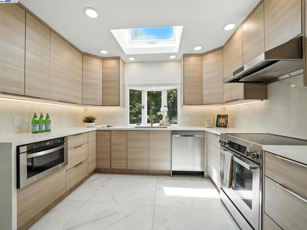 160 Moraga Way