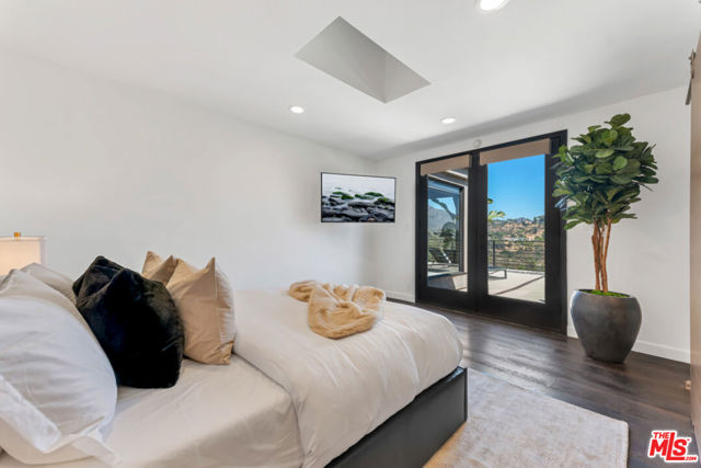 2960 LAKERIDGE Drive, Los Angeles CA: https://media.crmls.org/mediaz/8b7b32f9-353d-47a1-b37b-d05f5fb9694c.jpg