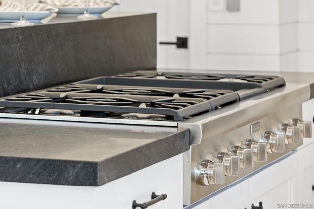 466 Westbourne St, La Jolla CA: https://media.crmls.org/mediaz/8b7b719d-2b0e-493f-b380-4ffa16c825d0.jpg