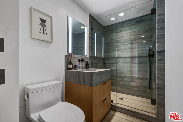 999 N Doheny Drive, West Hollywood CA: https://media.crmls.org/mediaz/8b7b8975-7eb1-4491-be60-9f73ece51b2b.jpg