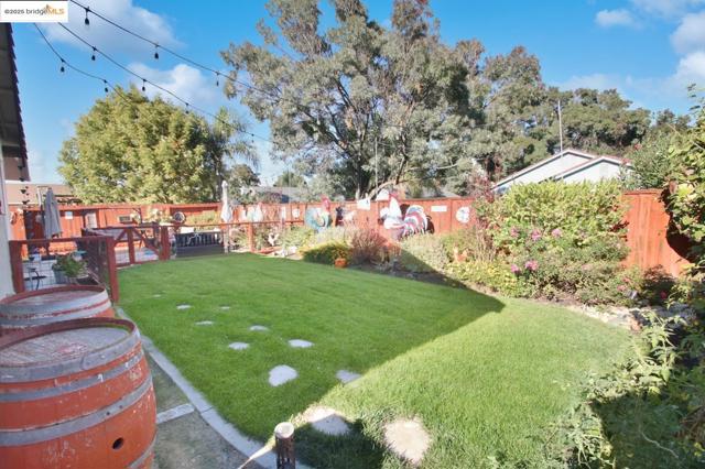 3050 Browning Ct, Brentwood CA: https://media.crmls.org/mediaz/8b7bad75-9688-41bb-ba38-052efcea97f1.jpg