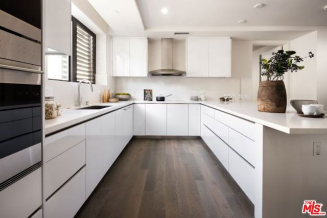 411 S Hamel Road, Los Angeles CA: https://media.crmls.org/mediaz/8b7bc910-fba6-447c-a9ba-a9e9ffc86551.jpg