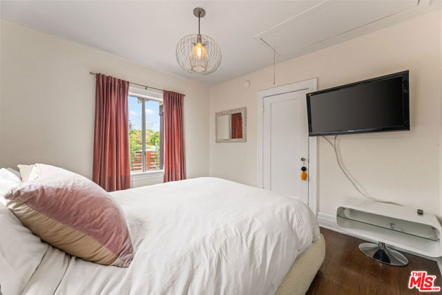 11202 Emelita Street, North Hollywood CA: https://media.crmls.org/mediaz/8b7bcc3b-60fa-49fe-8150-b3fb35a9c3f2.jpg